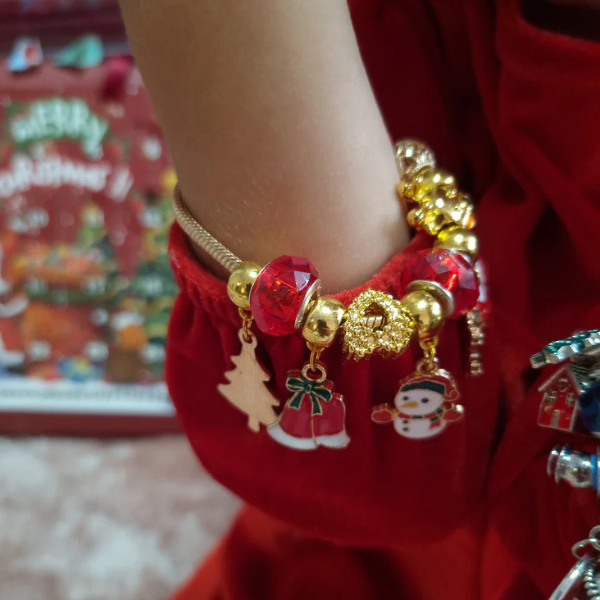 Adventes kalendārs meitenēm ar rokassprādzēm un piekariņiem